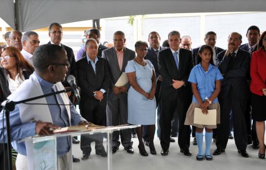 El presidente Medina entrega una estancia infantil y un liceo en la provincia Duarte