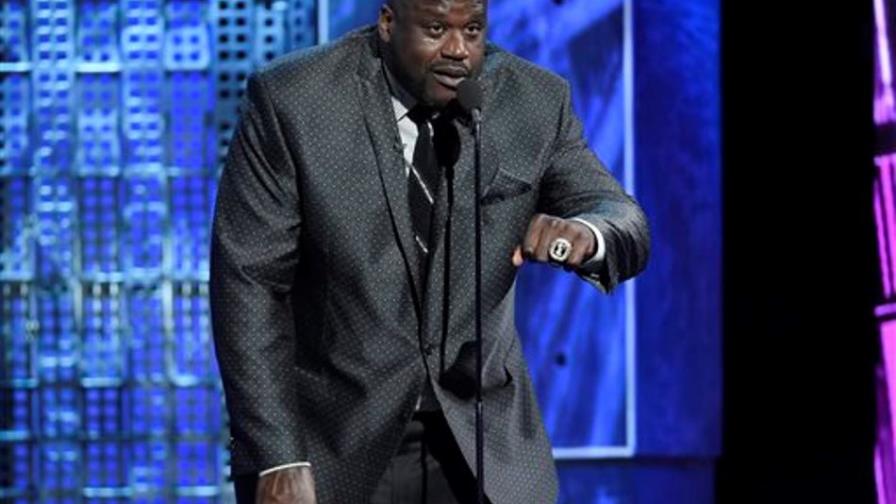 Shaquille ONeal se tropieza en TV, premiará el mejor meme Shaquille ONeal se tropieza en TV, premiará el mejor meme