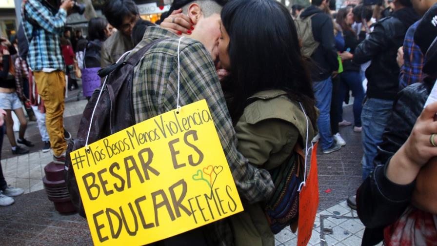 Estudiantes chilenos realizan besatón en contra de la violencia