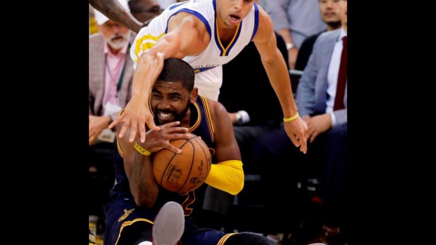 Kyrie Irving es operado de fractura en la rótula