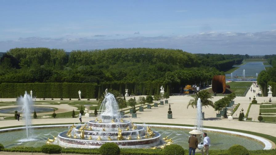 Anish Kapoor trastoca la ordenada geometría de Versalles
