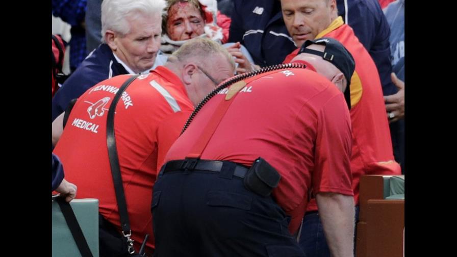 Espectadora grave tras recibir golpe de bate en Fenway Park