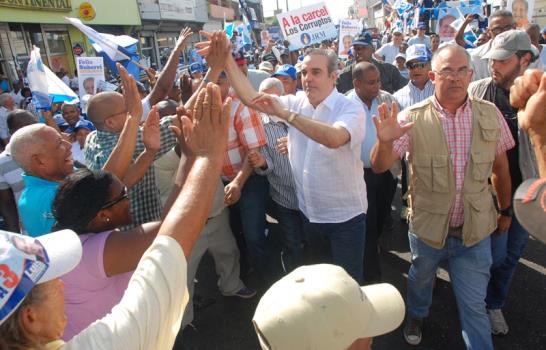Abinader mide fuerzas y acusa a Danilo de convertir en inmundicia el Congreso