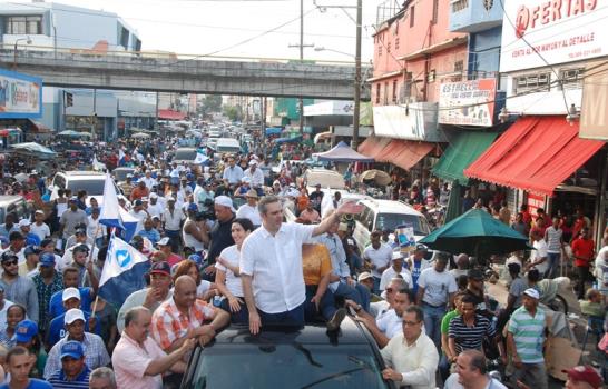 Abinader mide fuerzas y acusa a Danilo de convertir en inmundicia el Congreso