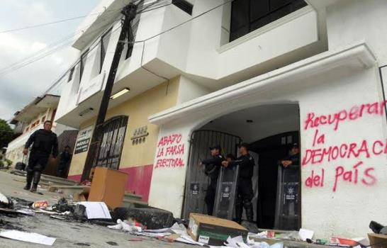 Padres de 43 desaparecidos en México empiezan a destruir urnas electorales