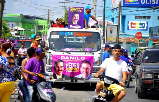 Peledeístas realizan caravana en Moca para promover reelección de Danilo Medina