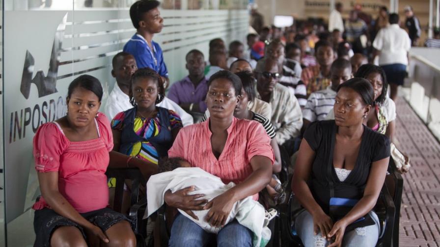 El Gobierno inicia la entrega de carnés a extranjeros que acudieron a regularizarse