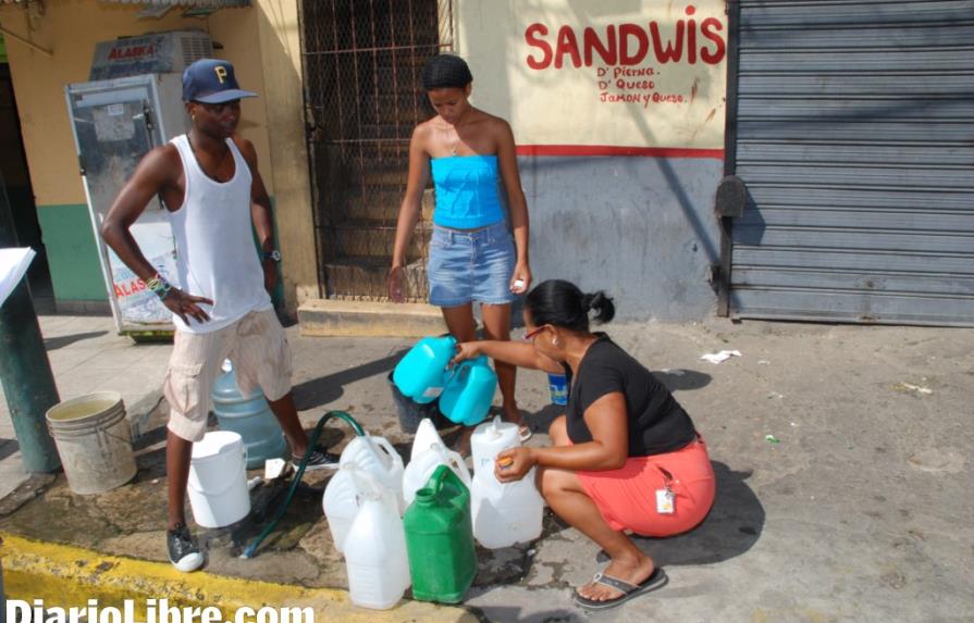 La crisis de agua ya afecta barrios de Santo Domingo
