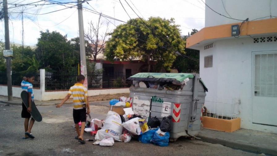 La basura desborda los contenedores en el sector Mi Hogar