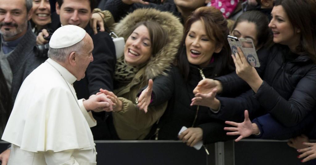 El papa critica recortes sociales se aprovechan de disponibilidad de madres