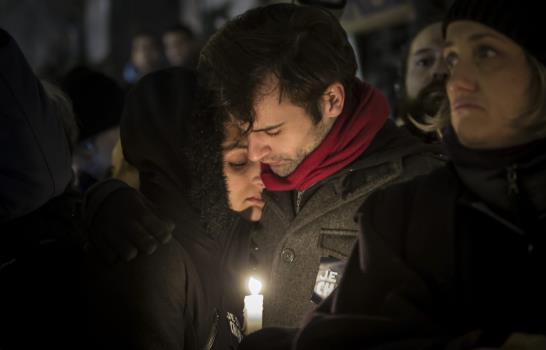 Una multitud protesta en silencio en París contra masacre del Charlie Hebdo