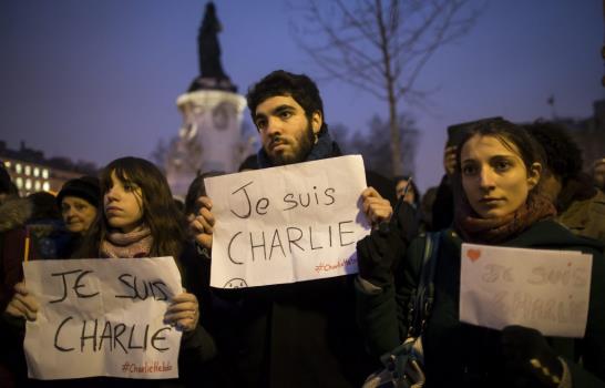 Una multitud protesta en silencio en París contra masacre del Charlie Hebdo