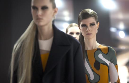 Raf Simons actualiza estampado animal de Dior en París Raf Simons actualiza estampado animal de Dior en París