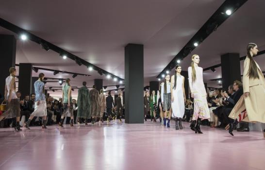 Raf Simons actualiza estampado animal de Dior en París Raf Simons actualiza estampado animal de Dior en París