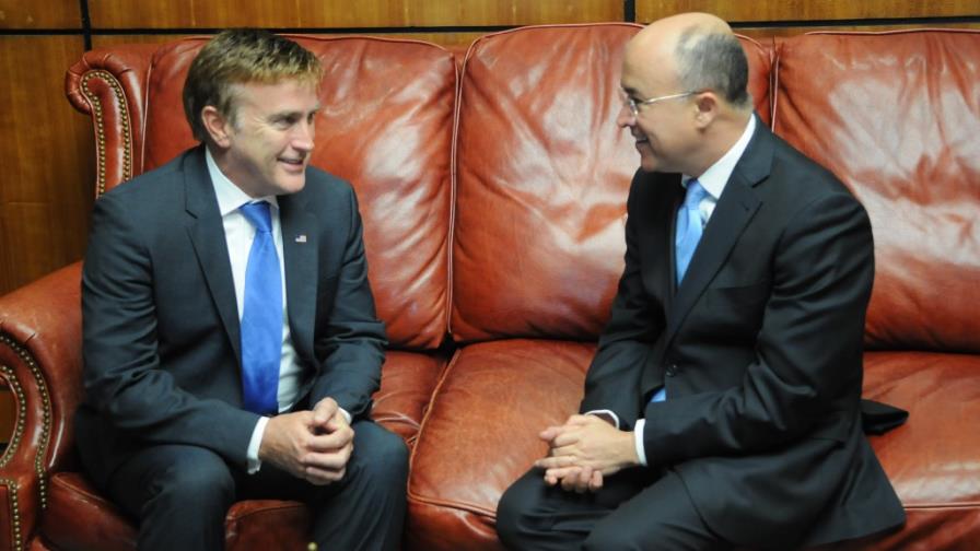 Embajador de Estados Unidos y Domínguez Brito hablan sobre lucha contra la corrupción