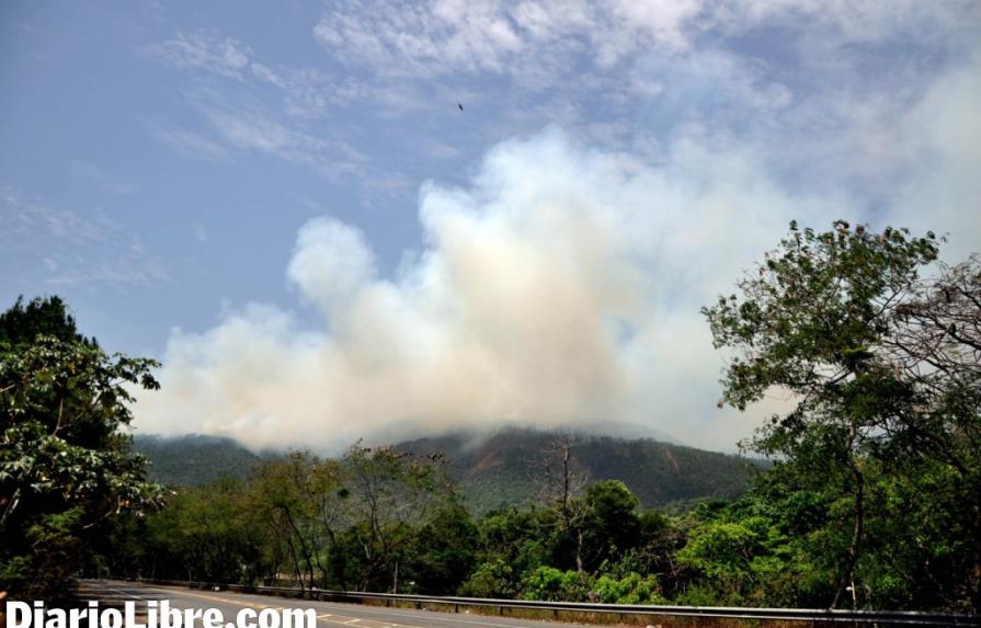 Fuego destruye áreas de Loma Miranda en Bonao