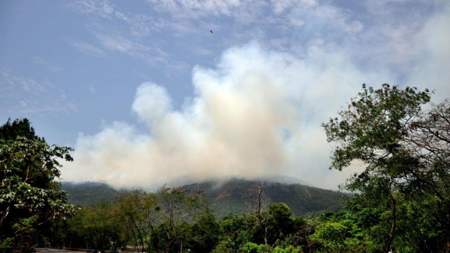 Fuego destruye áreas de Loma Miranda en Bonao