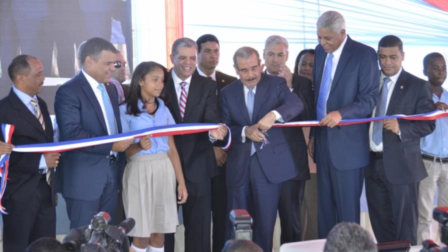 Presidente inaugura dos liceos en San Cristóbal