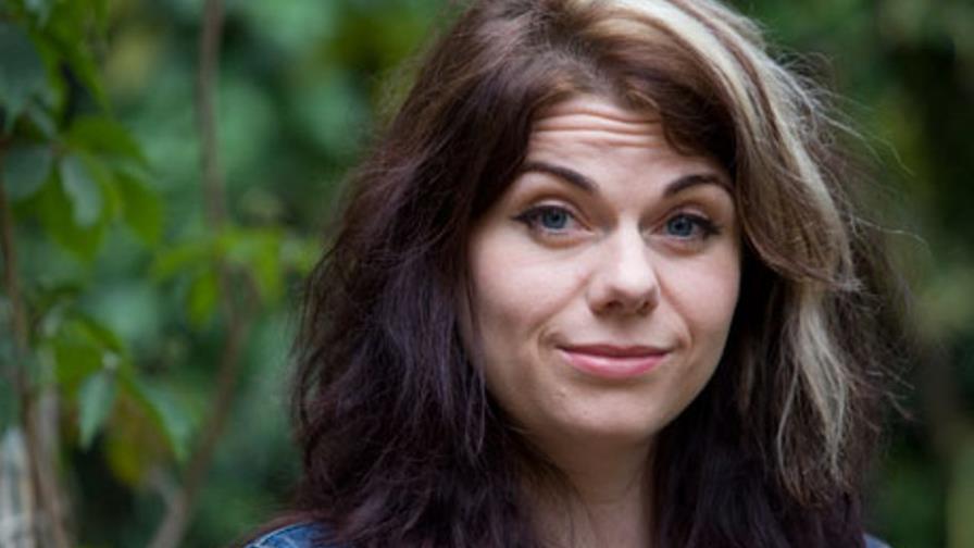 Caitlin Moran: Cada mujer debe aprender a amarse a sí misma