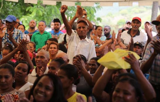 Presidente Medina dispone medidas para salvar cafetales en Peralta, Azua