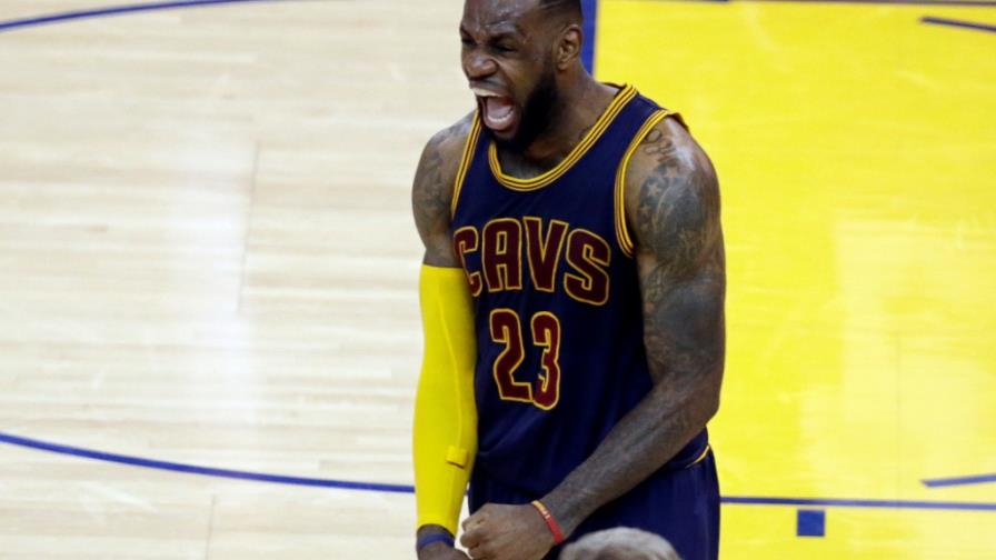 Con triple doble de LeBron Cavs empatan la final de la NBA