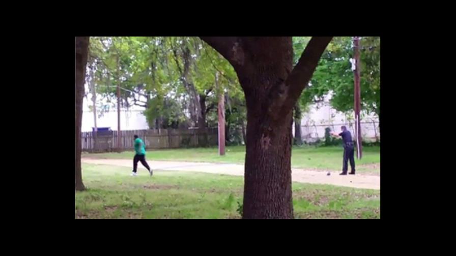 Acusan de asesinato a exagente por disparar contra afroamericano desarmado