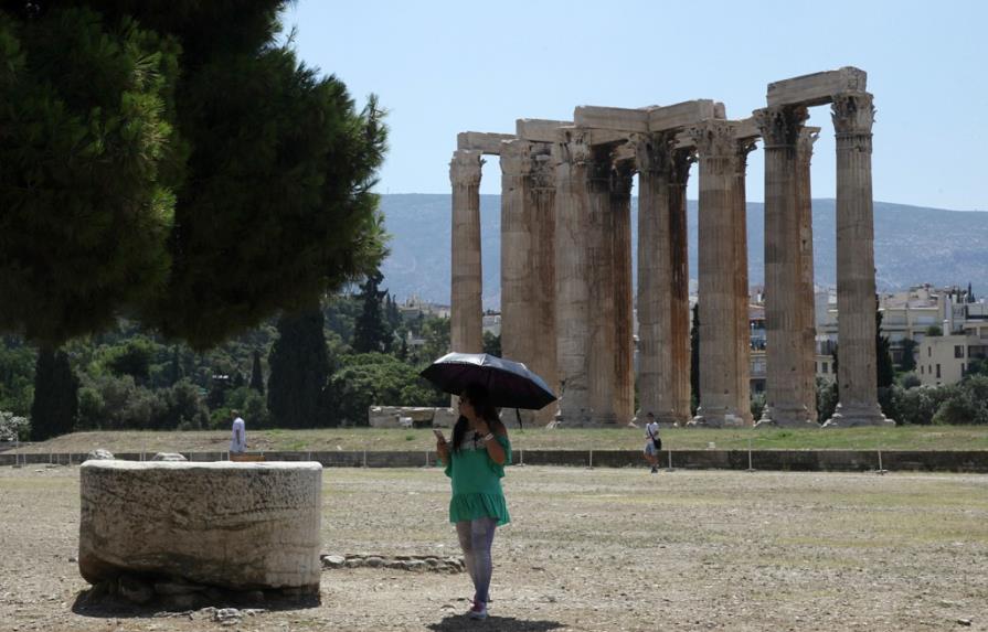 Siguen llegando los turistas a Grecia, pero hay cancelaciones