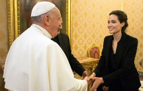 Angelina Jolie presenta Unbroken en el Vaticano y saluda al papa Francisco