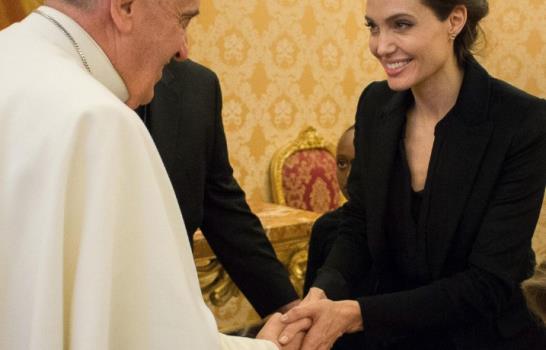 Angelina Jolie presenta Unbroken en el Vaticano y saluda al papa Francisco