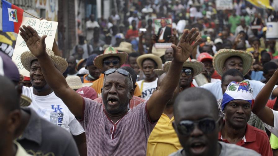 Haitianos exigen otra vez en las calles renuncia de Martelly y bajar precios de la gasolina