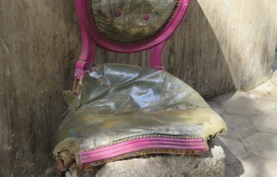 La vida de El Cairo a través de sus sillas destartaladas