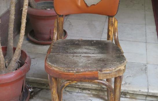 La vida de El Cairo a través de sus sillas destartaladas