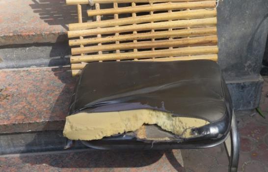 La vida de El Cairo a través de sus sillas destartaladas