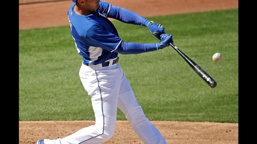 Alex Ríos sigue exhibiendo poder con los Reales en la pretemporada de béisbol Alex Ríos sigue exhibiendo poder con los Reales en la pretemporada de béisbol