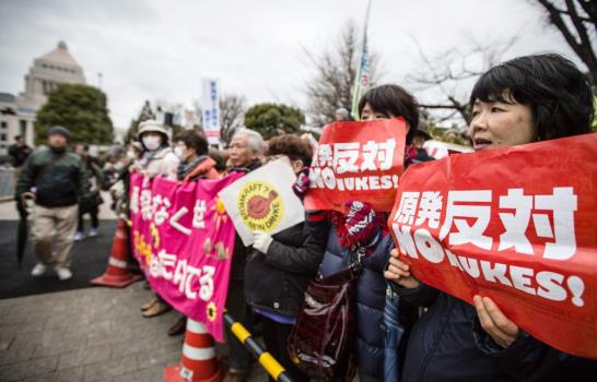 Miles de japoneses protestan contra la reactivación nuclear ante el Parlamento