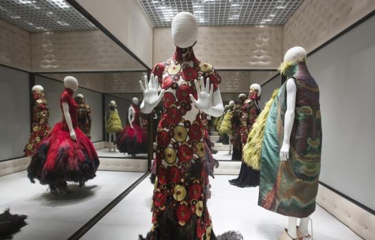 Alexander McQueen revive en una exposición