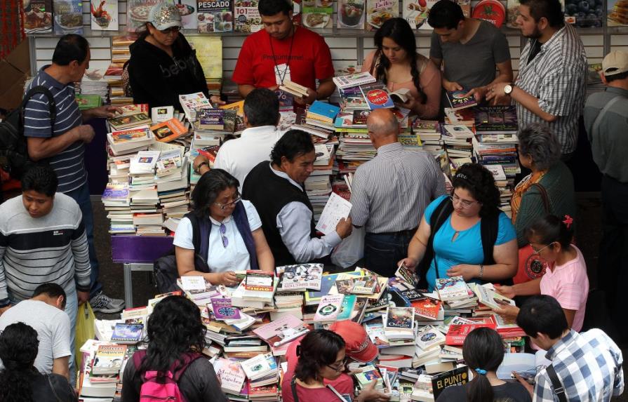 Mexicanos compran libros como chocolates en rebaja del Auditorio Nacional