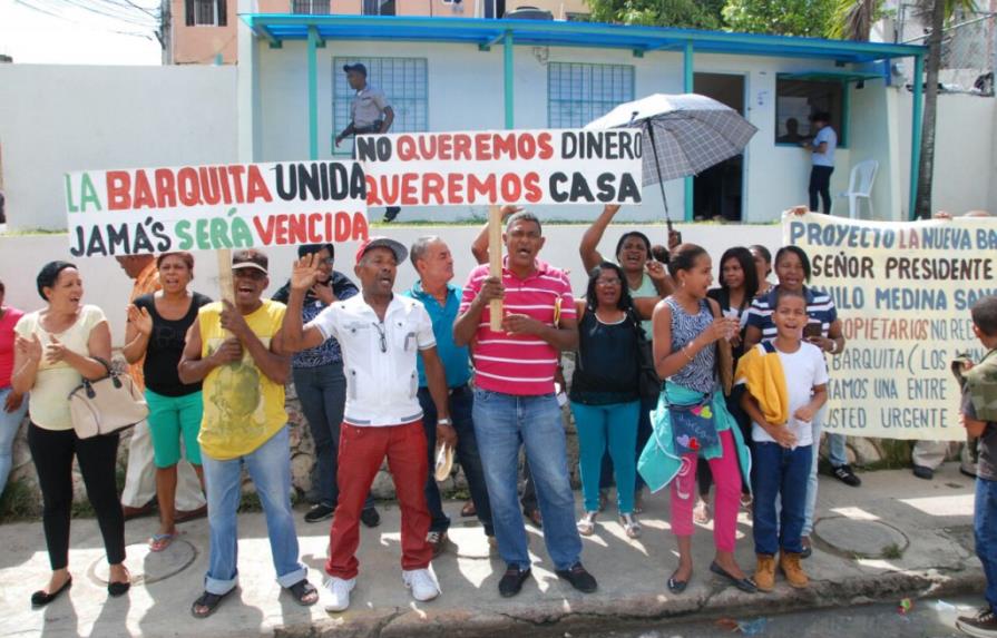 Dueños de viviendas en La Barquita exigen casas en nuevo barrio