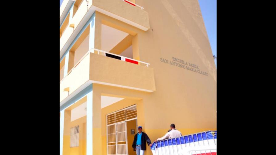 Presidente inaugura dos escuelas en Puerto Plata