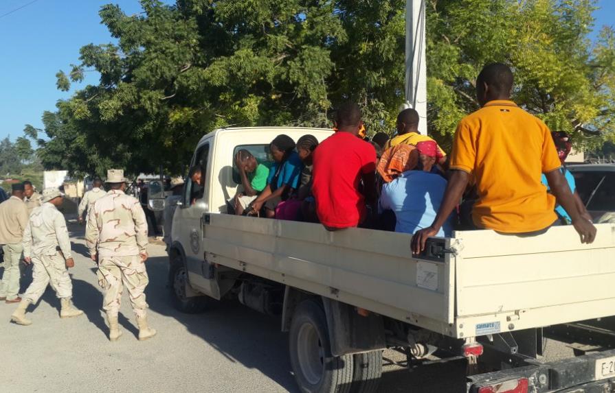 CESFRONT apresa en casa en construcción a 18 haitianos ilegales