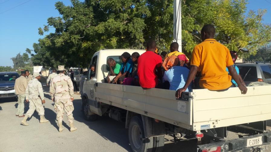 CESFRONT apresa en casa en construcción a 18 haitianos ilegales CESFRONT apresa en casa en construcción a 18 haitianos ilegales
