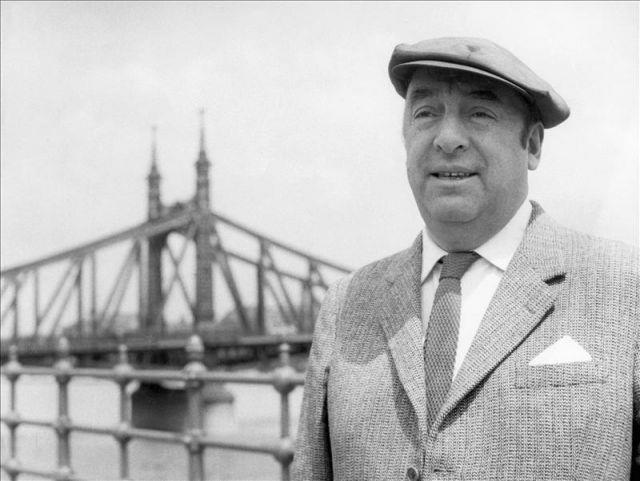 Versos de los veinte poemas de amor de Pablo Neruda pasean en Metro de Chile