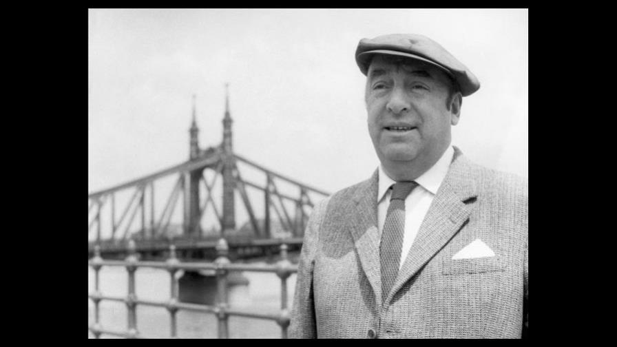 Versos de los veinte poemas de amor de Pablo Neruda pasean en Metro de Chile