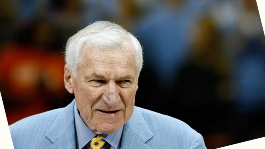 Muere Dean Smith, leyenda basquetbol universitario EU