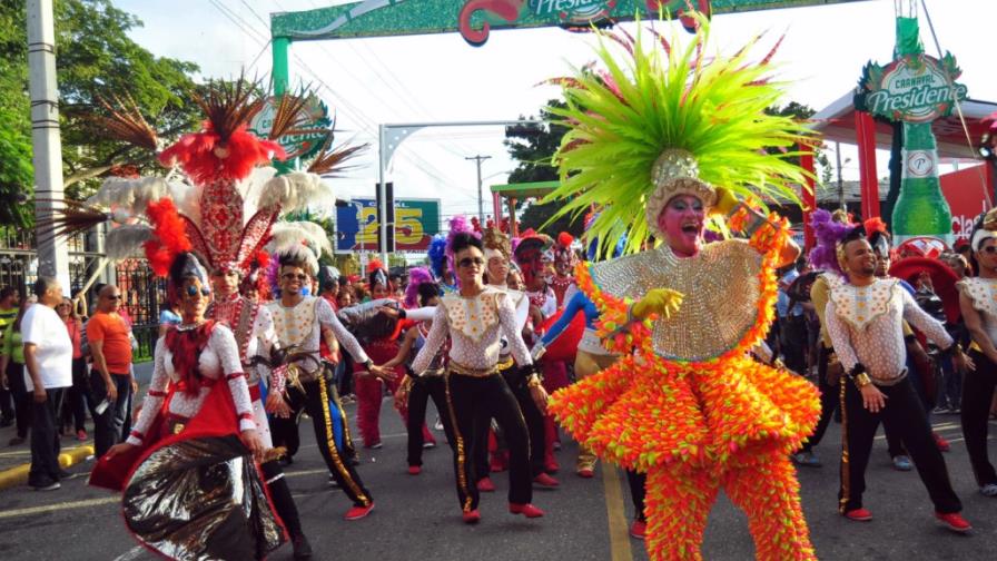 Miles de personas participan en los carnavales del Cibao?y de la capital