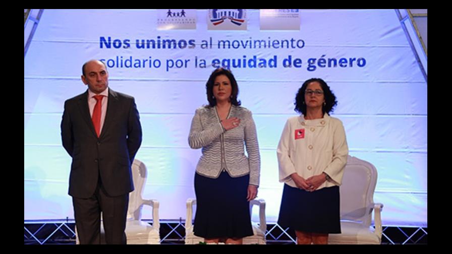 Llueven felicitaciones a la mujer en su día