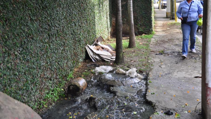 Aguas cloacales crean malestar en La Esmeralda de Santiago Aguas cloacales crean malestar en La Esmeralda de Santiago