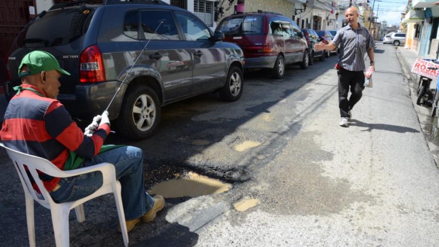 Fuga de agua y boquete en la calle Arzobispo Portes Fuga de agua y boquete en la calle Arzobispo Portes