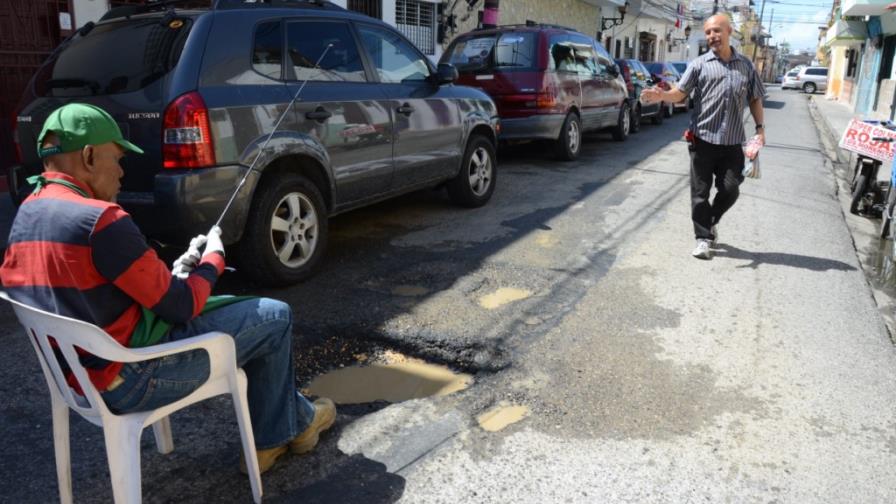 Fuga de agua y boquete en la calle Arzobispo Portes Fuga de agua y boquete en la calle Arzobispo Portes