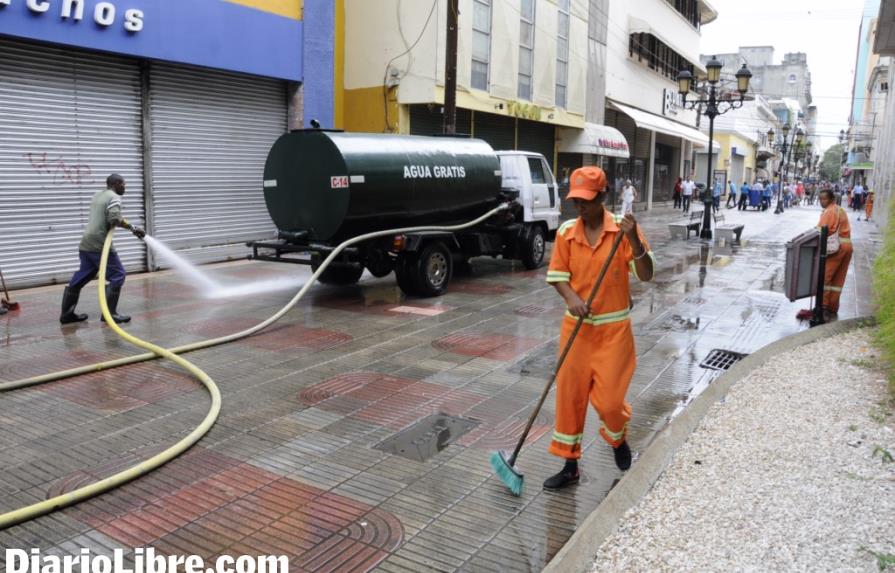 Jornada de limpieza mejora el aspecto visual de la calle El Conde
